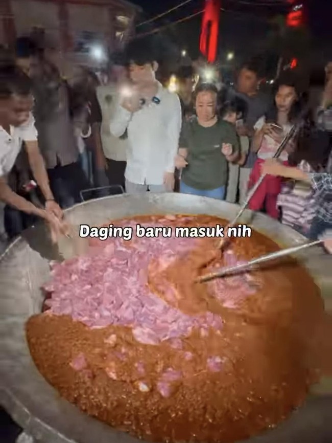 Buntut Panjang Konten Willie Salim Masak Rendang di Palembang