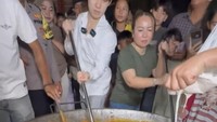Tak hanya membawa bahan mentah, Willie Salim juga aktif ikut memasak. Ia mengaduk rendang yang sudah diberi santan walaupun butuh tenaga besar. Foto: Instagram/willie27_