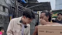Ini bukan kali pertama Willie berbagi makanan pada warga. Selama bulan ramadan, ia sendiri banyak memborong takjil dan membayar dengan benda-benda yang tak lazim. Foto: Instagram/willie27_