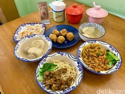10 Ayam Goreng Legendaris Nikmat hingga Rekomendasi Bakmi Kekinian