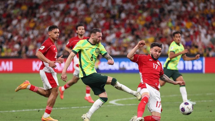 SYDNEY, AUSTRALIA - MARCH 20: Martin Boyle of Australia shoots during the round three FIFA 2026 World Cup AFC Asian Qualifier match between Australia Socceroos and Indonesia at Allianz Stadium on March 20, 2025 in Sydney, Australia. (Photo by Mark Metcalfe/Getty Images)