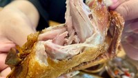 Bebek diasap lebih dulu menggunakan bumbu base gede asap. Lengkap dengan lalapan kol goreng, nasi putih, sambal bawang serta sambal matah. Foto: detikFood