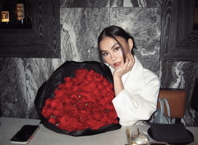 Pelantun ‘Coke Bottle’ itu terbilang jarang membagikan momen mesra bersama kekasihnya Adam Rosyadi. Alhasil unggahan Instagram-nya hari ini, Jumat (20/3/2025) sontak mencuri perhatian para penggemar. Foto: dok. Instagram @agnezmo