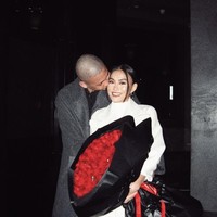 Untuk perayaan anniversary-nya yang keempat, Agnez Mo dan Adam Rosyadi menghabiskan waktu dengan makan malam romantis. Pria yang 13 tahun lebih muda dari Agnez Mo itu menghadiahkan buket bunga mawar merah dan tampak mencium pipinya. Foto: dok. Instagram @agnezmo