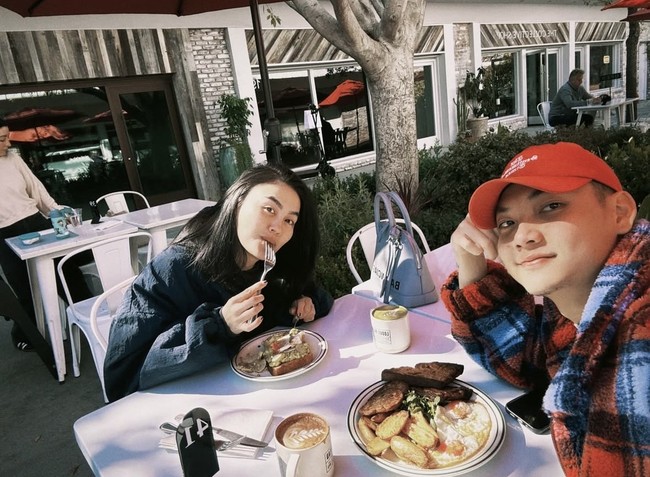 “Perjalanan ini, hal yang indah dan tidak sempurna yang disebut sebagai kehidupan, aku ingin menjalaninya bersamamu, bergandengan tangan, melalui setiap lika-liku. I love you four-ever,” tutup Agnez Mo. Foto: dok. Instagram @agnezmo