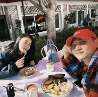 “Perjalanan ini, hal yang indah dan tidak sempurna yang disebut sebagai kehidupan, aku ingin menjalaninya bersamamu, bergandengan tangan, melalui setiap lika-liku. I love you four-ever,” tutup Agnez Mo. Foto: dok. Instagram @agnezmo