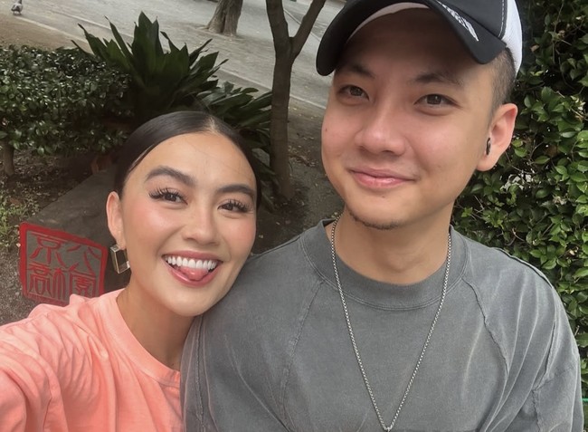 Agnez Mo dan kekasihnya Adam Rosyadi telah menjalin hubungan asmara selama empat tahun. Baru-baru ini, pasangan penyanyi-model itu merayakan anniversary mereka. Foto: dok. Instagram @agnezmo