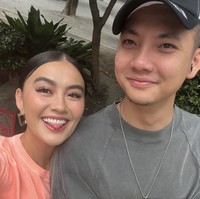 Agnez Mo dan kekasihnya Adam Rosyadi telah menjalin hubungan asmara selama empat tahun. Baru-baru ini, pasangan penyanyi-model itu merayakan anniversary mereka. Foto: dok. Instagram @agnezmo