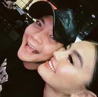 “Oke, ini postingan terlambat karena kami sibuk menjalani hidup. Namun, empat tahun lalu, aku menemukan sesuatu yang bahkan tidak kuketahui sedang kucari, rumah. Bukan tempat, bukan momen, melainkan dirimu,” tulis Agnez Mo sebagai keterangan foto. Foto: dok. Instagram @agnezmo