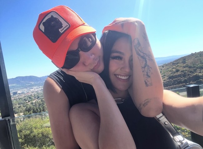 Meskipun terlambat membagikan foto perayaan anniversary, Agnez Mo mencurahkan isi hatinya kepada Adam Rosyadi setelah empat tahun bersama. Pria itu telah menjadi tempat teraman baginya dan memberikan ketenangan di hidupnya. Foto: dok. Instagram @agnezmo