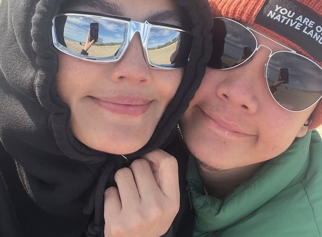 Saat pertama kali mengumumkan hubungan asmaranya pada tahun 2021, Agnez Mo dan Adam Rosyadi sempat menuai kritik netizen karena perbedaan usia mereka yang dinilai terlalu jauh. Agnez Mo merupakan kelahiran tahun 1986, sedangkan Adam Rosyadi lahir di tahun 1999. Foto: dok. Instagram @agnezmo