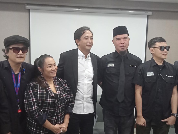 Ahmad Dhani menegaskan draft RUU Hak Cipta akan diserahkan minggu depan setelah usulan musisi terkumpul.