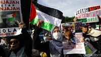 Massa mengutuk keras serangan Israel atas Palestina yang mengkhianati gencatan senjata antara Hamas dan Israel yang disepakati sejak pertengahan Januari lalu, tepatnya Minggu (19/1/2025).