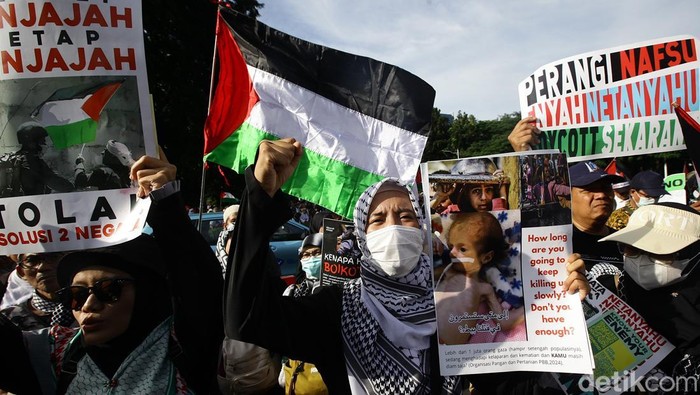 Massa yang tergabung dalam Aliansi Rakyat Indonesia Bela Palestina mengikuti aksi  di depan Kedutaan Besar Amerika Serikat, Jakarta, Jumat (21/3/2025). Mereka mengutuk keras serangan Israel atas Palestina yang mengkhianati gencatan senjata antara Hamas dan Israel yang disepakati sejak pertengahan Januari lalu, tepatnya Minggu (19/1/2025).