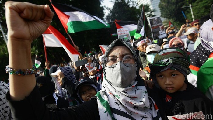 Massa yang tergabung dalam Aliansi Rakyat Indonesia Bela Palestina mengikuti aksi  di depan Kedutaan Besar Amerika Serikat, Jakarta, Jumat (21/3/2025). Mereka mengutuk keras serangan Israel atas Palestina yang mengkhianati gencatan senjata antara Hamas dan Israel yang disepakati sejak pertengahan Januari lalu, tepatnya Minggu (19/1/2025).