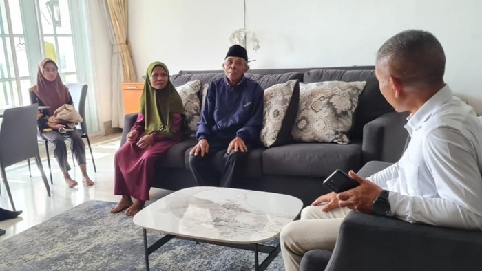Anggota DPR RI juga eks Bupati Batang, Yoyok Riyo Sudibyo, mempertemukan eks TKW Ribut Uripah dengan keluarga di Jakarta, Jumat (21/3/2025).