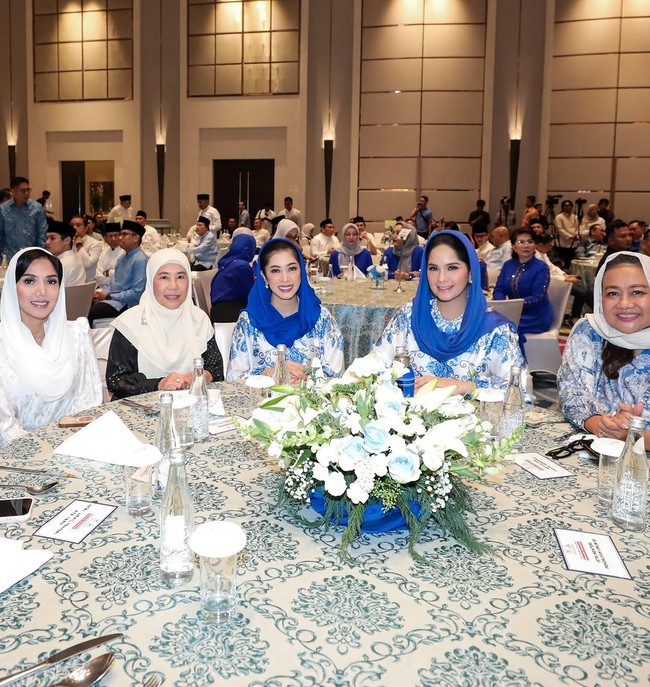 Tak hanya pakaian yang sama, dua saudari ipar ini juga mengenakan kerudung serupa berwarna biru kobalt. Foto: Instagram/@annisayudhoyono