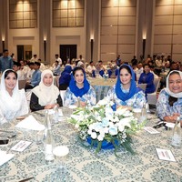 Tak hanya pakaian yang sama, dua saudari ipar ini juga mengenakan kerudung serupa berwarna biru kobalt. Foto: Instagram/@annisayudhoyono