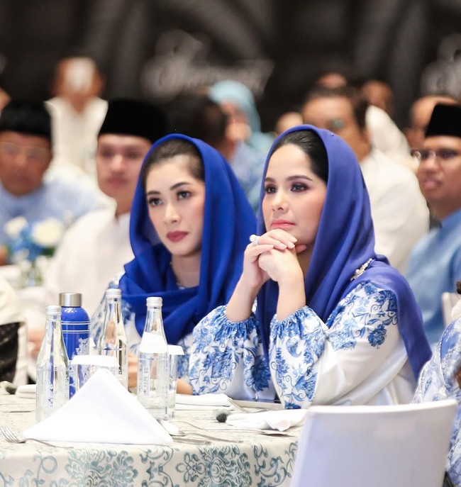 Annisa Pohan tampil dengan makeup nuansa pink, mulai dari blush on hingga lipstik. Sementara Aliya memilih makeup yang lebih bold lewat pulasan lipstik merah marun. Foto: Instagram/@annisayudhoyono