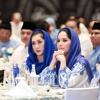 Annisa Pohan tampil dengan makeup nuansa pink, mulai dari blush on hingga lipstik. Sementara Aliya memilih makeup yang lebih bold lewat pulasan lipstik merah marun. Foto: Instagram/@annisayudhoyono