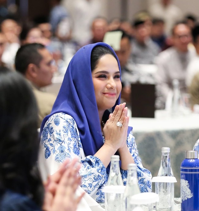 Gaun didesain dengan detail lengan puff yang mempermanis dan membuat penampilan lebih anggun. Foto: Instagram/@annisayudhoyono