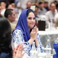 Gaun didesain dengan detail lengan puff yang mempermanis dan membuat penampilan lebih anggun. Foto: Instagram/@annisayudhoyono