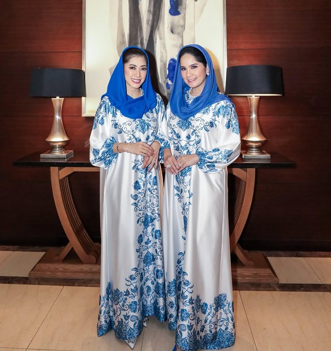 Annisa dan Aliya tampil kompak dengan busana kembar, mengenakan gamis satin putih bermotif floral biru. Foto: Instagram/@annisayudhoyono