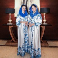 Annisa dan Aliya tampil kompak dengan busana kembar, mengenakan gamis satin putih bermotif floral biru. Foto: Instagram/@annisayudhoyono
