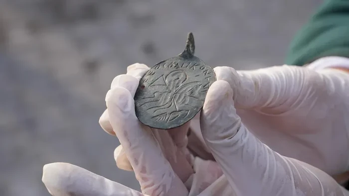Tim arkeologi di Turki menemukan bandul kalung berusia 1.600 tahun. Gambarnya adalah Nabi Sulaiman menunggang kuda sambil menusuk iblis.