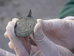 Bandul 1.600 Tahun Gambarkan Nabi Sulaiman Menombak Iblis