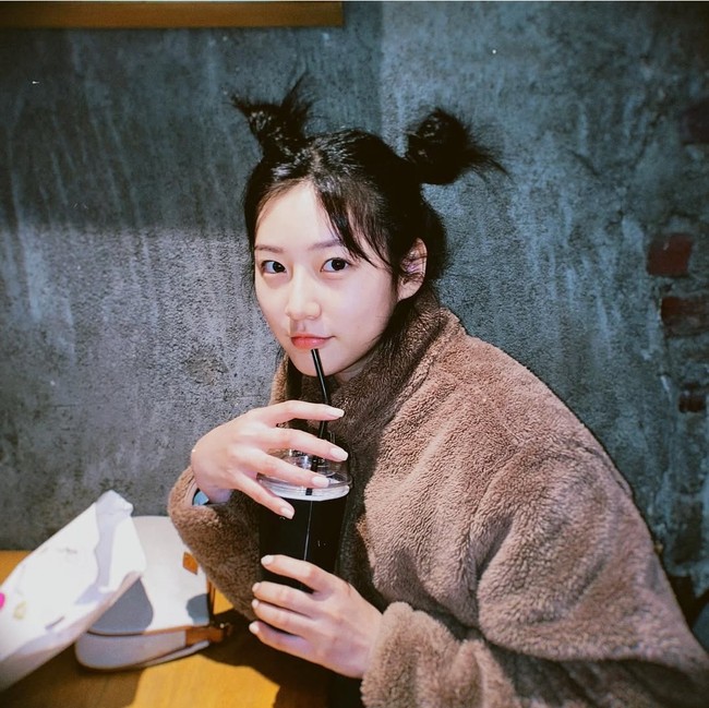 Kim Soo Hyun terlibat dalam kontroversi terkait hubungannya dengan mendiang aktris Kim Sae Ron. Mereka menjalin hubungan sejak Kim Sae Ron berusia 15 tahun, dan berlangsung selama enam tahun. Isu ini mencuat setelah foto keduanya yang tampak akrab beredar di media sosial pada tahun 2024. Setelah kematian Kim Sae Ron pada Februari 2025, dugaan ini semakin diperkuat oleh pernyataan dari pihak keluarga Kim Sae Ron. Foto: Instagram