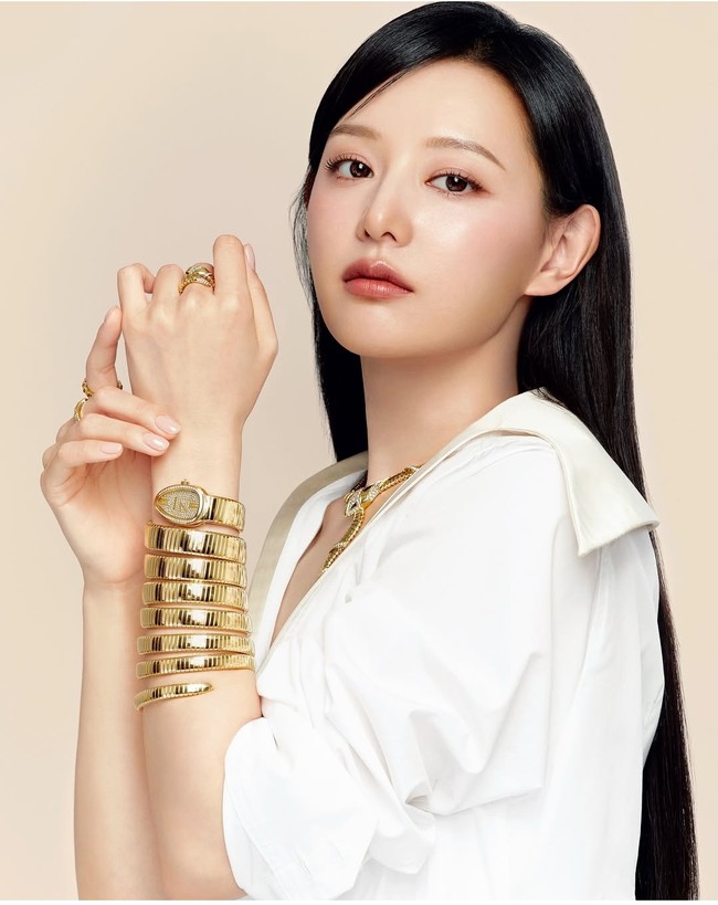 Chemistry antara Kim Soo Hyun dan Kim Ji Won dalam drama Queen of Tears memicu spekulasi bahwa mereka menjalin hubungan di dunia nyata. Spekulasi ini semakin kuat setelah Kim Soo Hyun mengunggah foto dengan pose yang mirip dengan Kim Ji Won saat menghadiri acara Dior di Taiwan. Namun, ketika seorang penggemar meminta Kim Soo Hyun untuk menikahi Kim Ji Won melalui aplikasi Bubble, sang aktor menanggapinya dengan candaan, dan kemudian meminta para penggemarnya menikmati drama sebagai drama. Foto: Instagram