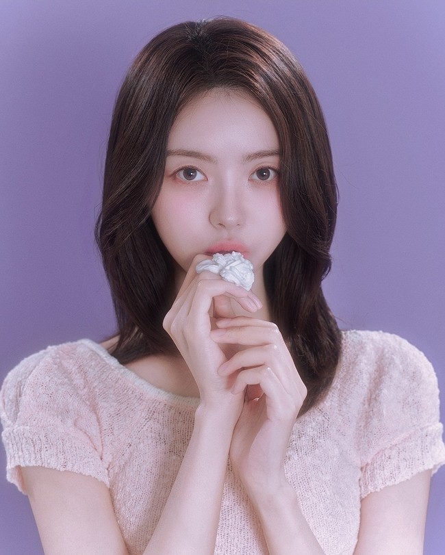 Kim Soo Hyun pernah terciduk menikmati konser bersama Im Na Young, mantan member I.O.I pada Juni 2024. Foto keduanya yang menyaksikan Ultra Korea EDM Music Festival di Paradise City, Incheon itu pun viral. Namun, agensi keduanya kompak menyebut bahwa isu pacaran tersebut sama sekali tidak benar, dan menjelaskan bahwa pertemuan mereka hanya kebetulan. Foto: Instagram