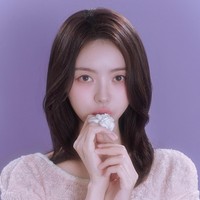 Kim Soo Hyun pernah terciduk menikmati konser bersama Im Na Young, mantan member I.O.I pada Juni 2024. Foto keduanya yang menyaksikan Ultra Korea EDM Music Festival di Paradise City, Incheon itu pun viral. Namun, agensi keduanya kompak menyebut bahwa isu pacaran tersebut sama sekali tidak benar, dan menjelaskan bahwa pertemuan mereka hanya kebetulan. Foto: Instagram