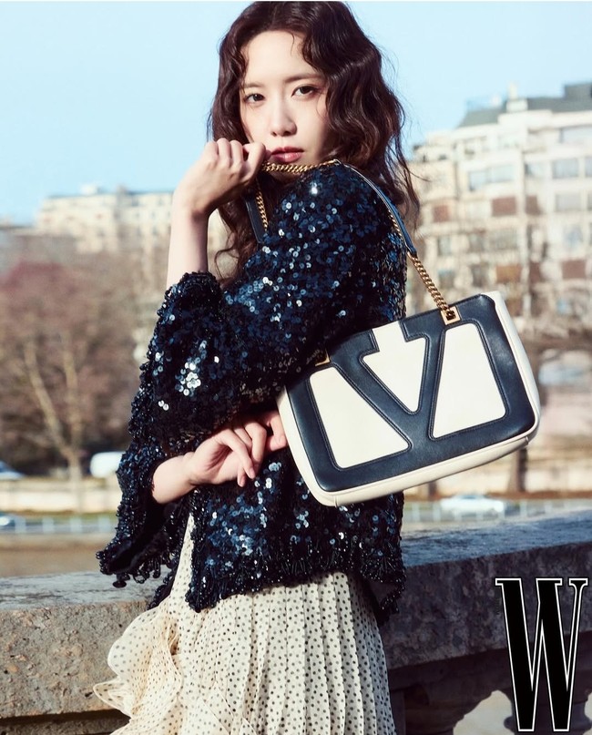 Nama Yoona SNSD tak luput dari sorotan sebagai wanita yang pernah berpacaran dengan Kim Soo Hyun. Rumor menyebutkan bahwa Yoona dan Kim Soo Hyun pertama kali bertemu di gereja dan menjalin hubungan. Namun, keduanya putus, karena Kim Soo Hyun disebut aneh. Tidak ada konfirmasi resmi dari kedua belah pihak mengenai rumor ini. Foto: Instagram