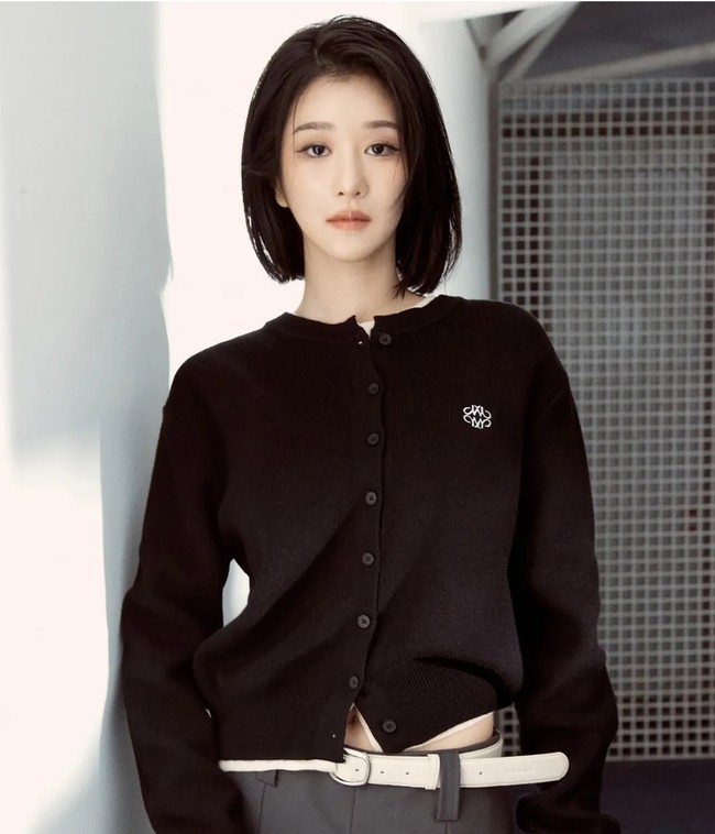 Seo Ye Ji juga pernah dirumorkan dekat dengan Kim Soo Hyun, terutama setelah mereka bekerja sama dalam drama Its Okay to Not Be Okay pada 2020. Chemistry yang kuat di layar membuat banyak penggemar berspekulasi bahwa mereka memiliki hubungan spesial di luar drama. Pada saat itu, Seo Ye Ji berada di bawah naungan Gold Medalist Entertainment, agensi yang sama dengan Kim Soo Hyun. Foto: Instagram