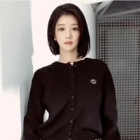 Seo Ye Ji juga pernah dirumorkan dekat dengan Kim Soo Hyun, terutama setelah mereka bekerja sama dalam drama Its Okay to Not Be Okay pada 2020. Chemistry yang kuat di layar membuat banyak penggemar berspekulasi bahwa mereka memiliki hubungan spesial di luar drama. Pada saat itu, Seo Ye Ji berada di bawah naungan Gold Medalist Entertainment, agensi yang sama dengan Kim Soo Hyun. Foto: Instagram