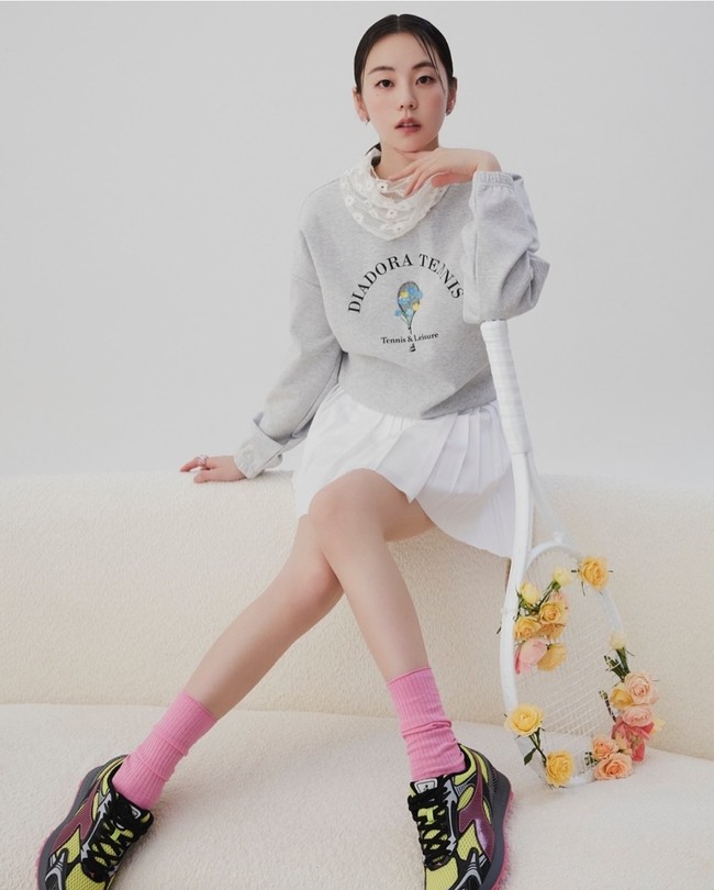 Pada 2017, Kim Soo Hyun dan Ahn So Hee disebut telah menjalin hubungan selama sekitar satu tahun. Rumornya semakin diperkuat ketika Ahn So Hee akan bergabung dengan agensi yang sama dengan Kim Soo Hyun, yaitu KeyEast Entertainment. Namun, agensi menegaskan bahwa hubungan Kim Soo Hyun dan Ahn So Hee hanya sebatas rekan kerja di industri hiburan, dan tidak ada hubungan romantis di antara mereka. Foto: Instagram