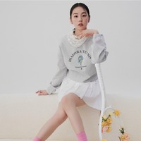 Pada 2017, Kim Soo Hyun dan Ahn So Hee disebut telah menjalin hubungan selama sekitar satu tahun. Rumornya semakin diperkuat ketika Ahn So Hee akan bergabung dengan agensi yang sama dengan Kim Soo Hyun, yaitu KeyEast Entertainment. Namun, agensi menegaskan bahwa hubungan Kim Soo Hyun dan Ahn So Hee hanya sebatas rekan kerja di industri hiburan, dan tidak ada hubungan romantis di antara mereka. Foto: Instagram