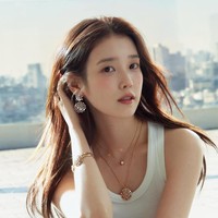 Kim Soo Hyun dan IU dikenal memiliki hubungan dekat sejak bekerja sama dalam drama Dream High (2011) dan The Producers (2015). Kim Soo Hyun pernah menjadi model di video musik IU berjudul Ending Scene (2017), yang semakin memicu rumor hubungan mereka lebih dari sekadar teman. IU juga pernah mengirim food truck ke lokasi syuting Kim Soo Hyun sebagai bentuk dukungan. Namun, pada beberapa wawancara, Kim Soo Hyun menyebut IU adalah salah satu teman selebriti yang paling dekat dengannya.  Foto: Instagram