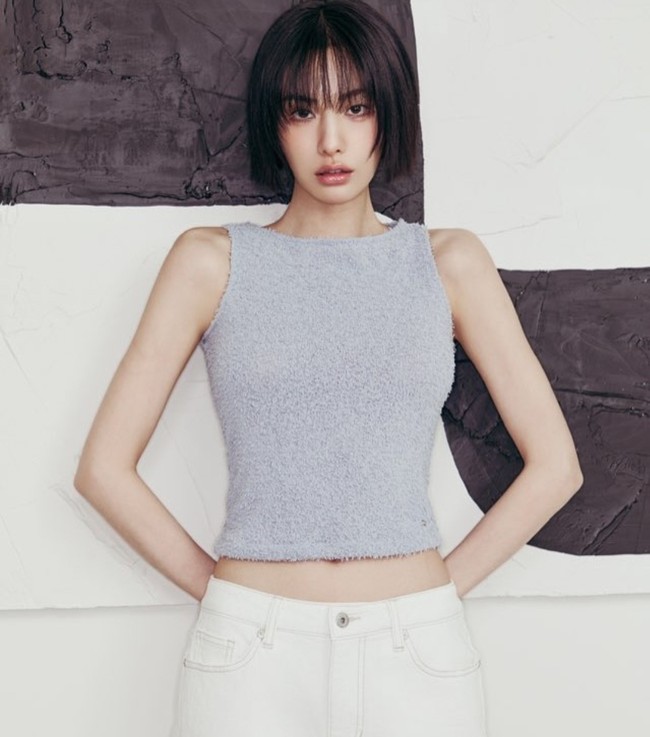 Pada 2014, Kim Soo Hyun dirumorkan dekat dengan Nana, anggota grup After School. Rumor ini muncul setelah Nana menyebut Kim Soo Hyun sebagai tipe pria idealnya, dan Kim Soo Hyun mengungkapkan bahwa Orange Caramel, sub-unit dari After School, adalah grup K-Pop favoritnya. Namun, dalam sebuah acara televisi, Nana membantah rumor tersebut dan menyatakan bahwa ia baru mengetahui gosip itu dari staf yang memberitahunya. Foto: Instagram