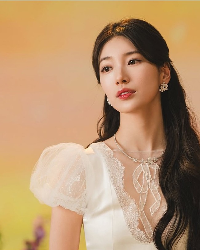 Bae Suzy menjadi salah satu artis yang dikabarkan menjalin hubungan asmara dengan Kim Soo Hyun setelah terlibat di drama Dream High pada 2010. Suzy pun pernah mengungkapkan bahwa Kim Soo Hyun banyak membantunya saat syuting, karena saat itu Suzy masih baru di dunia akting. Namun, hubungan Kim Soo Hyun dan Suzy lebih bersifat profesional dan pertemanan. Foto: Instagram