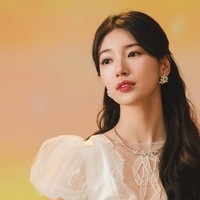 Bae Suzy menjadi salah satu artis yang dikabarkan menjalin hubungan asmara dengan Kim Soo Hyun setelah terlibat di drama Dream High pada 2010. Suzy pun pernah mengungkapkan bahwa Kim Soo Hyun banyak membantunya saat syuting, karena saat itu Suzy masih baru di dunia akting. Namun, hubungan Kim Soo Hyun dan Suzy lebih bersifat profesional dan pertemanan. Foto: Instagram