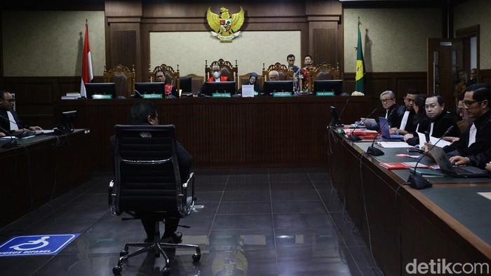 Bacakan Eksepsi, Hasto Minta Dibebaskan Sekjen DPP PDI Perjuangan Hasto Kristiyanto bacakan eksepsi di Pengadilan Tipikor, Jakarta. Hasto minta dibebaskan dalam kasus suap PAW Harun Masiku dan perintangan penyidikan.
