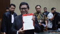 Hasto merasa ada keraguan dalam dakwaan tersebut.