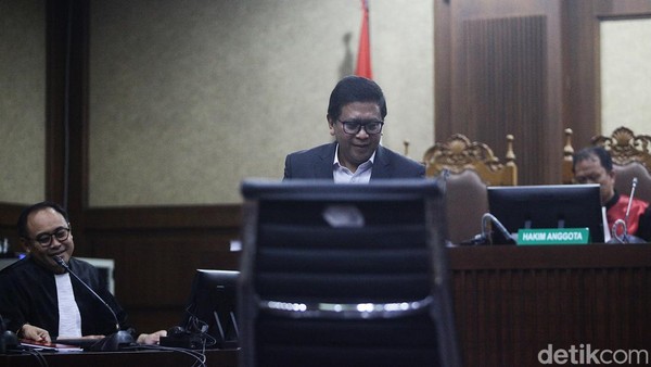 Sekjen DPP PDI Perjuangan Hasto Kristiyanto bacakan eksepsi di Pengadilan Tipikor, Jakarta. Hasto minta dibebaskan dalam kasus suap PAW Harun Masiku dan perintangan penyidikan.