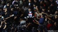 Dia memohon pemeriksaan kasus ini tak dilanjutkan ke tahap pembuktian. Dia juga memohon kedudukan serta nama baiknya dipulihkan.