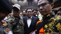 Hasto juga memohon majelis hakim membebaskannya dari tahanan dalam waktu paling lama 1x24 jam. Dia memohon barang miliknya yang disita KPK dikembalikan.