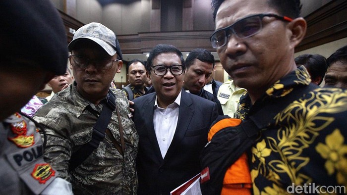 Sekjen DPP PDI Perjuangan Hasto Kristiyanto bacakan eksepsi di Pengadilan Tipikor, Jakarta. Hasto minta dibebaskan dalam kasus suap PAW Harun Masiku dan perintangan penyidikan.