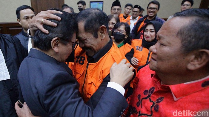 Bacakan Eksepsi, Hasto Minta Dibebaskan Sekjen DPP PDI Perjuangan Hasto Kristiyanto bacakan eksepsi di Pengadilan Tipikor, Jakarta. Hasto minta dibebaskan dalam kasus suap PAW Harun Masiku dan perintangan penyidikan.